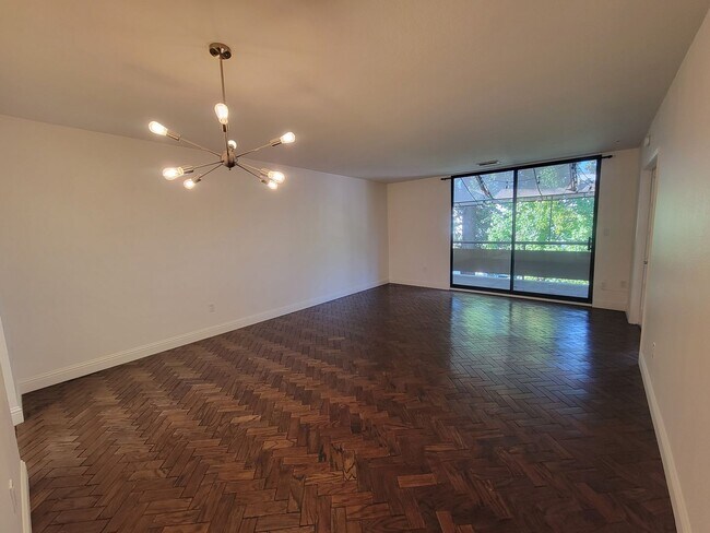 Building Photo - Stylish 2 Bed 1 Bath Midtown Apartment