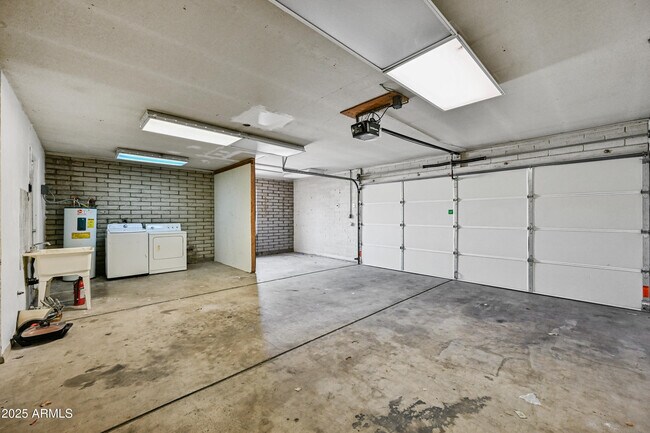 Building Photo - 5558 W Cortez St