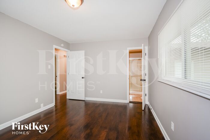 Building Photo - 1510 Shadow Ln