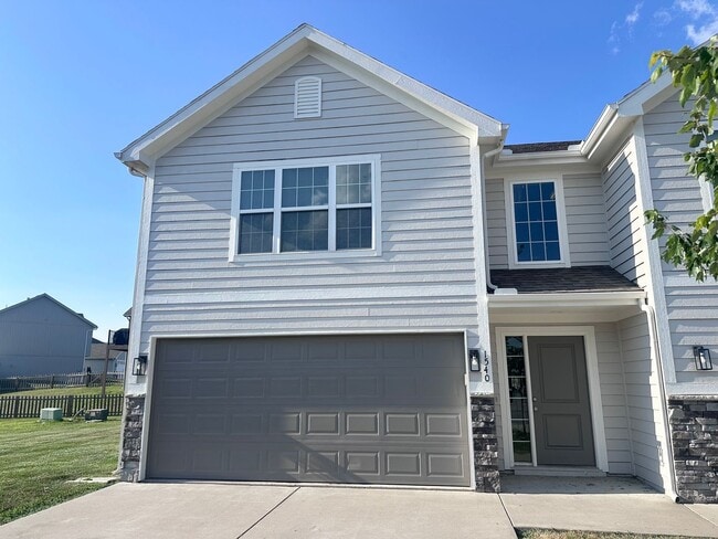 Building Photo - 3 Bed | 2.5 Bath | 2 Car Garage Townhome in Grain Valley w/ Special