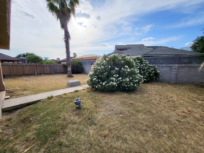 Building Photo - 1530 Serene Dr