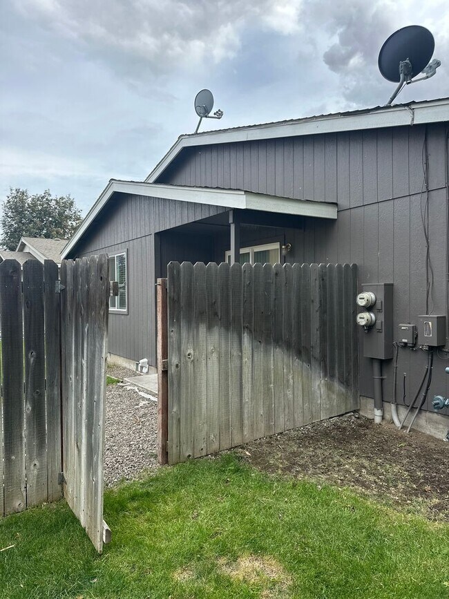 Building Photo - NE 7th St Duplex - 00000-07TH-00