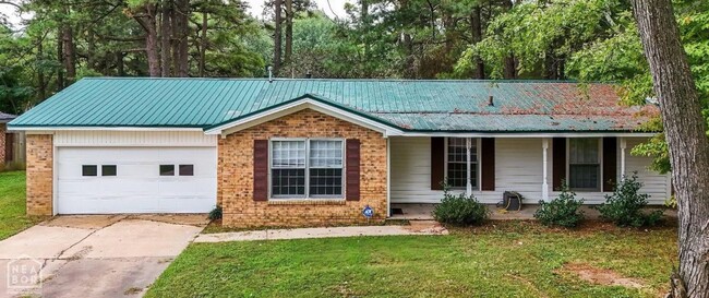 Primary Photo - 4 Bed / 2 bath with Great Room! Available ...