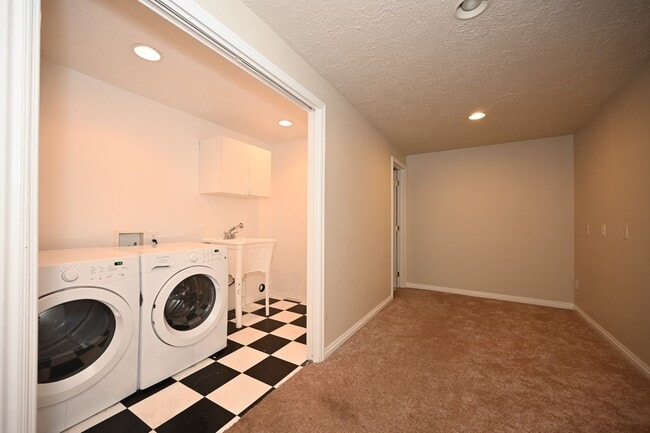 Building Photo - Beautiful Townhome in Amazing Location!
