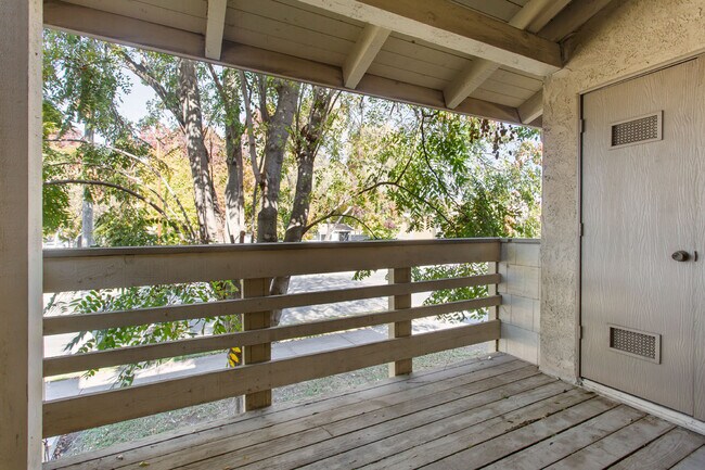 Building Photo - Stunning Bright and Completely Remodeled A...