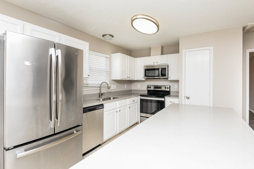 Building Photo - 8101 Gardengate Ct