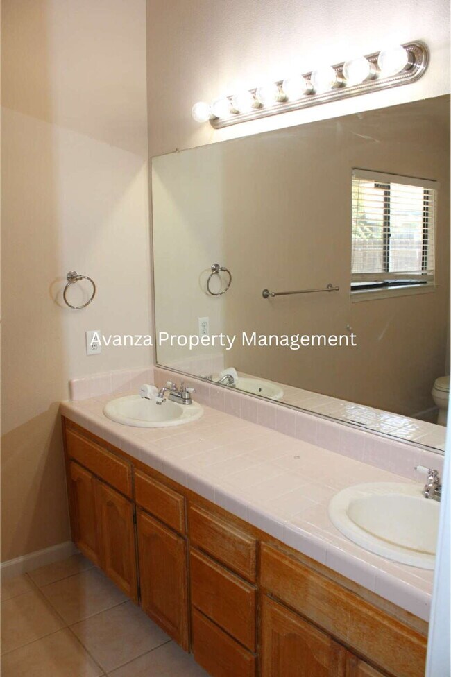 Building Photo - 4 Bedroom/2 Bath Home in Clovis  (Herndon and Armstrong)