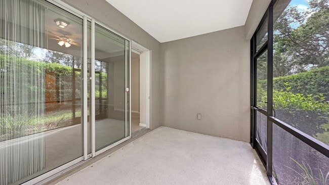 Building Photo - 2/2 plus den/office Villa in with a 2 car garage