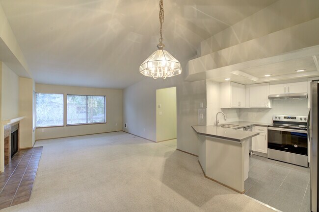Building Photo - 1270 Bellevue Way NE