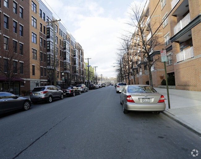 Building Photo - 1118 Adams St