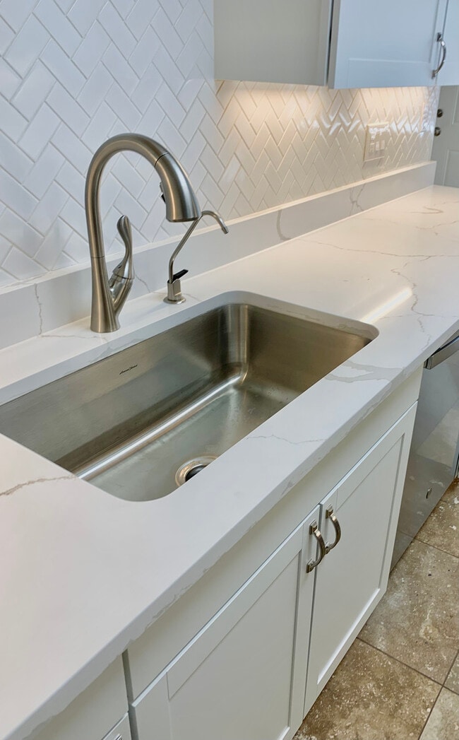 Building Photo - 8546 E Bellview St