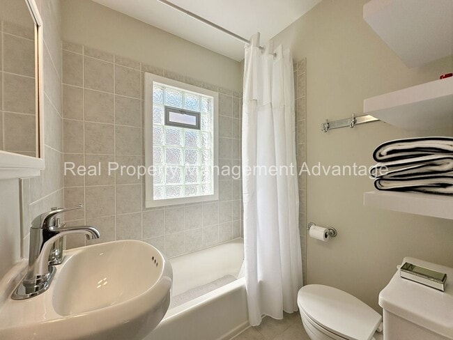Building Photo - Beautifully Updated 2-Bedroom Home w/ 2-Ca...