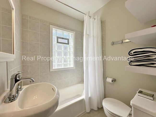 Building Photo - Beautifully Updated 2-Bedroom Home w/ 2-Car Garage Near Martin Road Park!