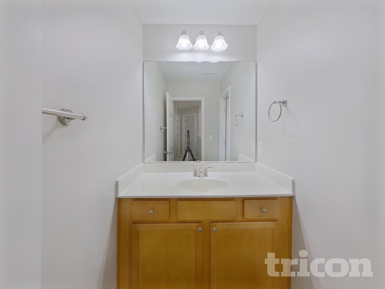 Building Photo - 2092 Roscommon Dr