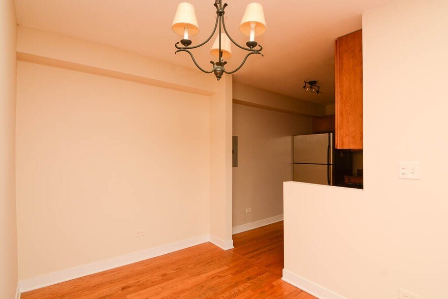 Building Photo - 675 W Wrightwood Ave