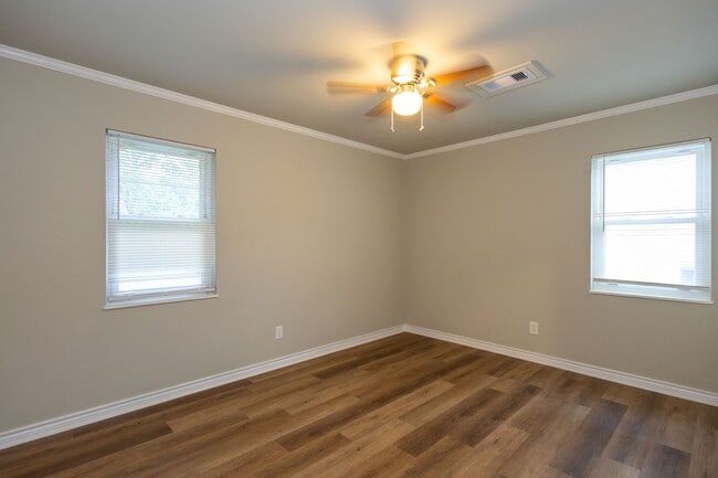 Building Photo - Spacious 4 bedroom in 77707. More pics com...