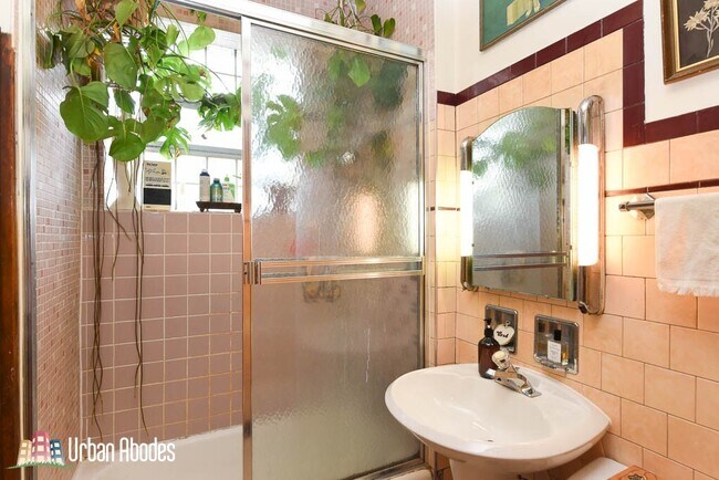 Building Photo - 2819 W Shakespeare Ave