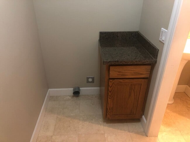 Building Photo - Newer 3 bedrooms 2.5 bathroom townhouse! MOVE IN SPECIAL!