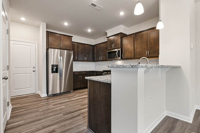 Building Photo - Cozy Townhome with 2 car garage!