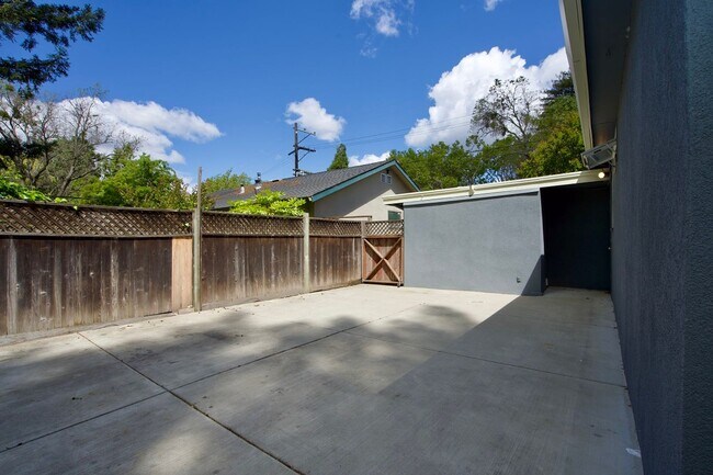 Building Photo - 1383 Spruce St
