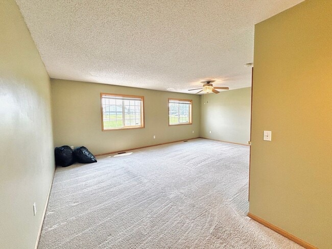 Building Photo - Spacious 3bed Townhome in Coon Rapids.  FI...