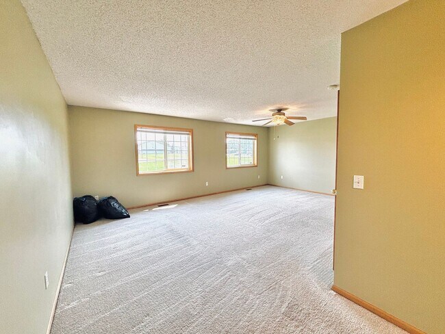 Building Photo - Spacious 3bed Townhome in Coon Rapids.  FINISHED BASEMENT