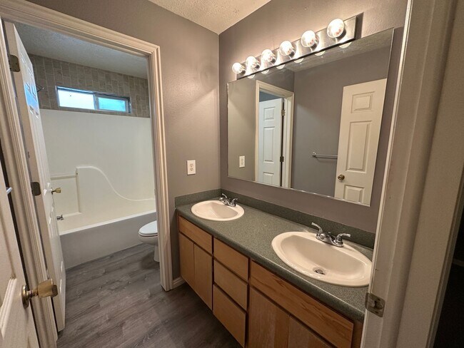 Building Photo - Cute and Cozy 2 Bed, 1.5 Bath Townhome in the Meadows!
