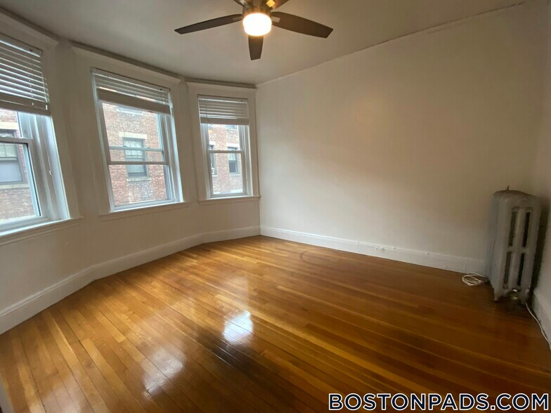 Building Photo - 121 Park Dr