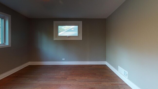 Building Photo - 1366 Cavell Ave