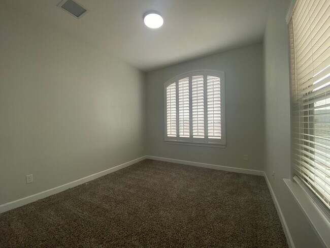 Building Photo - East El Paso 4 bed 2 bath Refrig A/C with gorgeous landscaping!