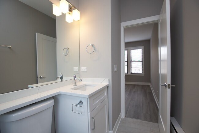 Building Photo - 3946 N Janssen Ave