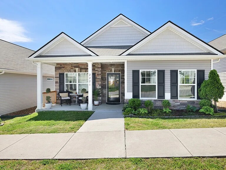 Primary Photo - 2221 Silverton Dr