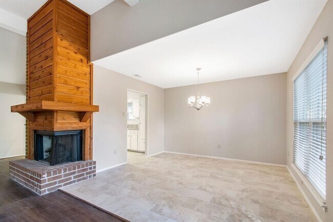 Building Photo - 108 N Deerfoot Cir