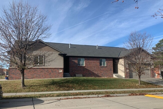 Primary Photo - Spacious 3 bedroom/ 3 bath ranch townhome