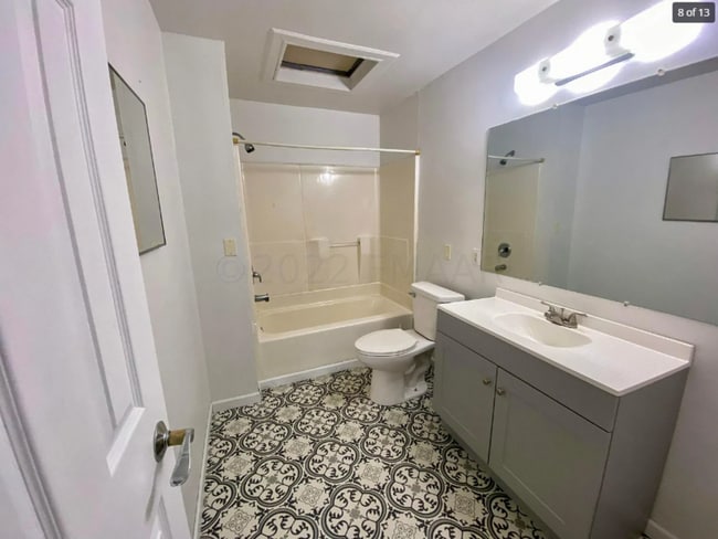 Building Photo - 214 2nd Ave W