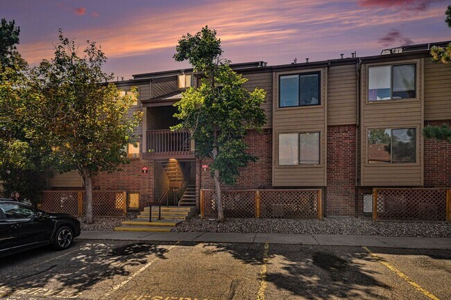 Building Photo - Cozy & Spacious 2BR Top-Floor Condo in Lakewood