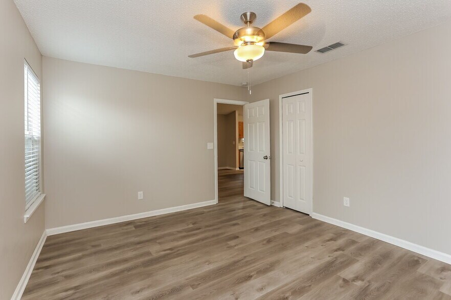 Building Photo - 3416 International Village Dr W