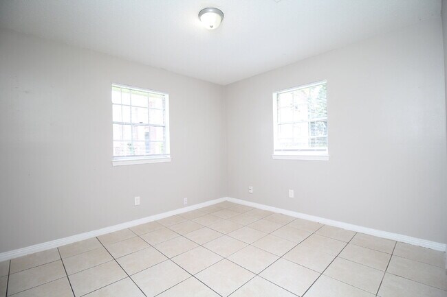 Building Photo - 2-Bedroom Duplex Near UWF – Tile Floors, G...