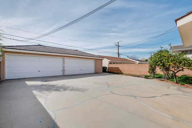 2 car enclosed garage - 2025 Federal Ave