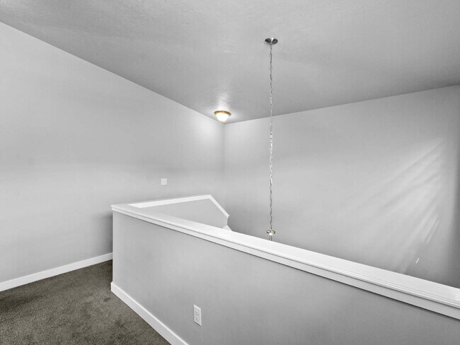 Building Photo - Stunning Bluffdale Home