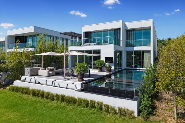 Building Photo - 1051 W 48th St