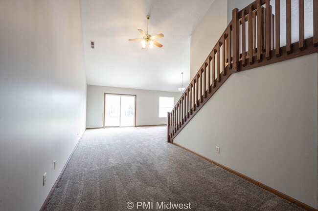 Building Photo - New place, new vibe, same small-town charm
