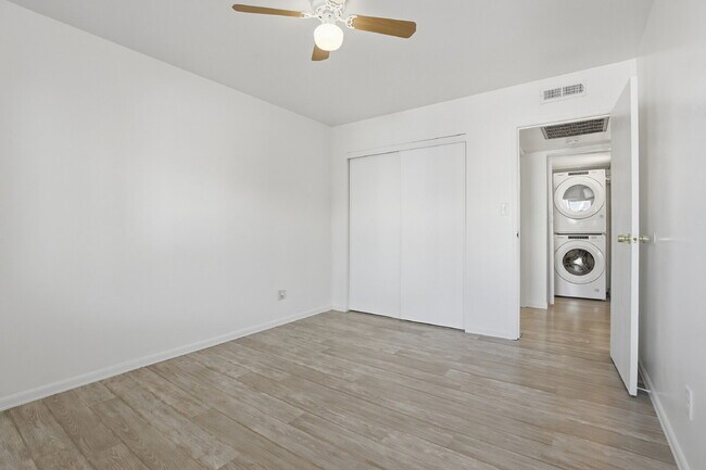 Building Photo - $1,370.95- 1 Bed, 1 Bath Condo in Denver with In Unit Washer/Dryer and Central AC!