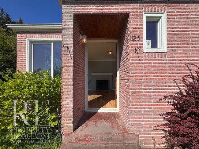 Building Photo - Timeless Charm Meets Comfort – 2-Bedroom Brick Home with Fireplace & Fenced Yard