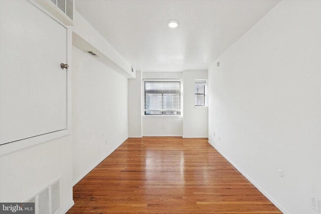 Building Photo - 319 S 10th St