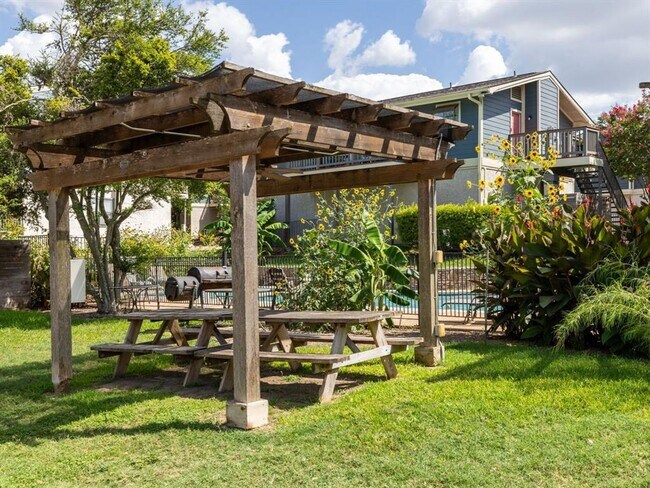 Building Photo - Charming 2 bd 2 bath Condo in Travis Oaks ...