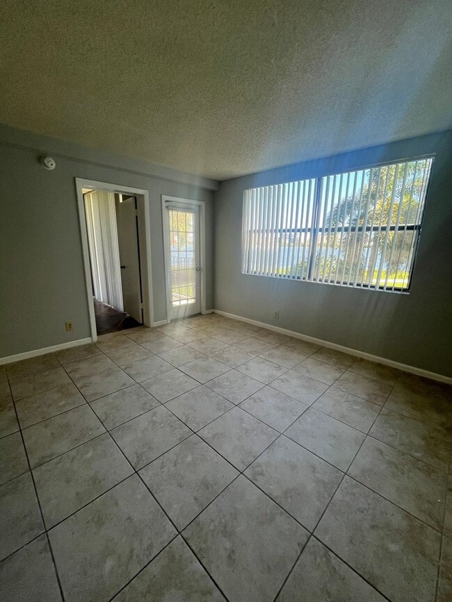 Building Photo - RENOVATED ONE BEDROOM ONE BATHROOM WITH LA...