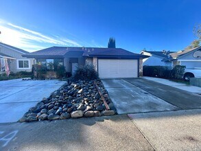 Building Photo - Three Bedroom Two Bathroom Home in Antelope