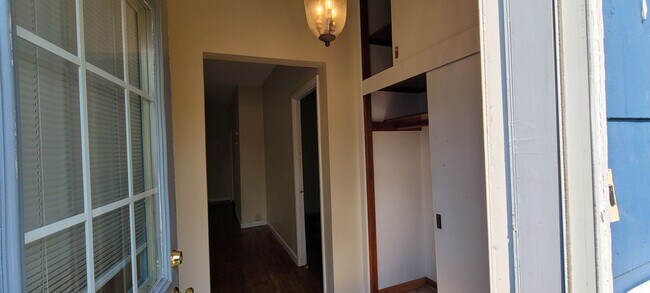 Building Photo - 3 Bedroom House
