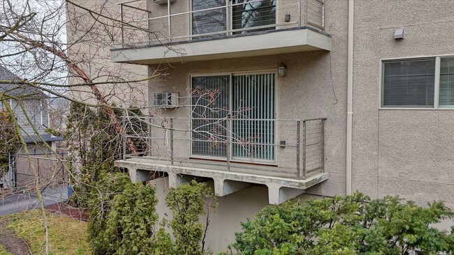 Building Photo - 1418 W 6th Ave